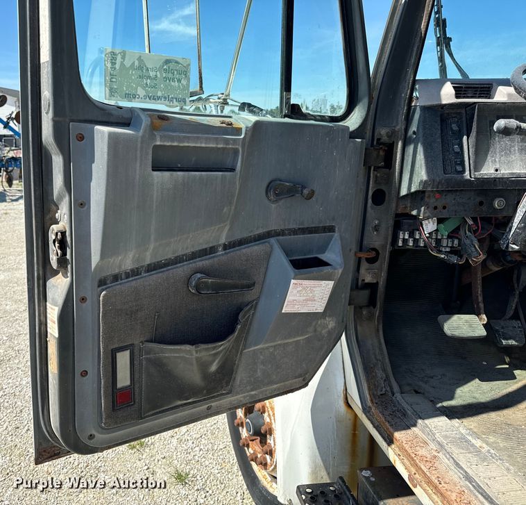 image for item DL4465 1996 International  4900 feed delivery truck