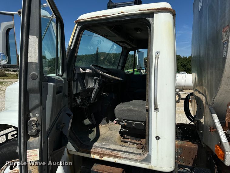 image for item DL4465 1996 International  4900 feed delivery truck