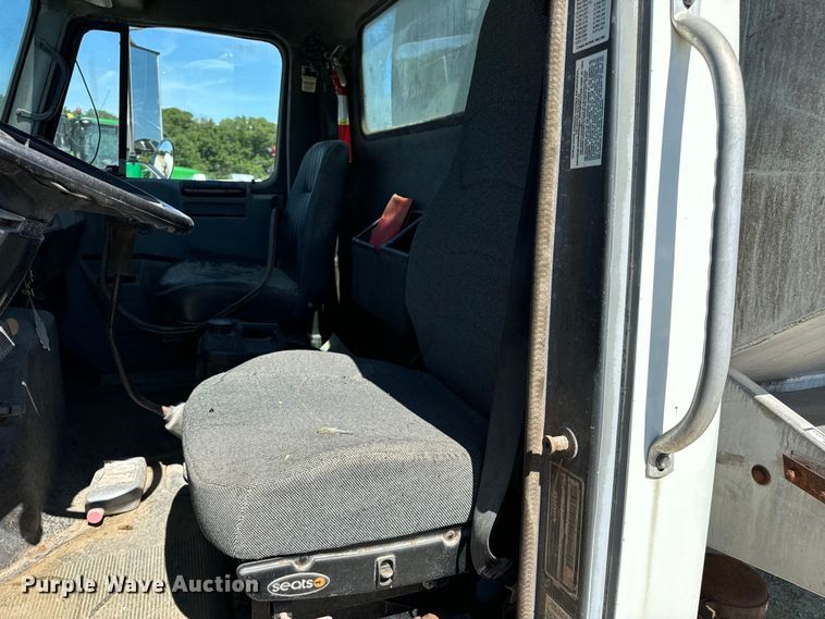 image for item DL4465 1996 International  4900 feed delivery truck