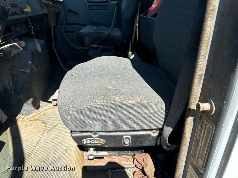 image for item DL4465 1996 International  4900 feed delivery truck