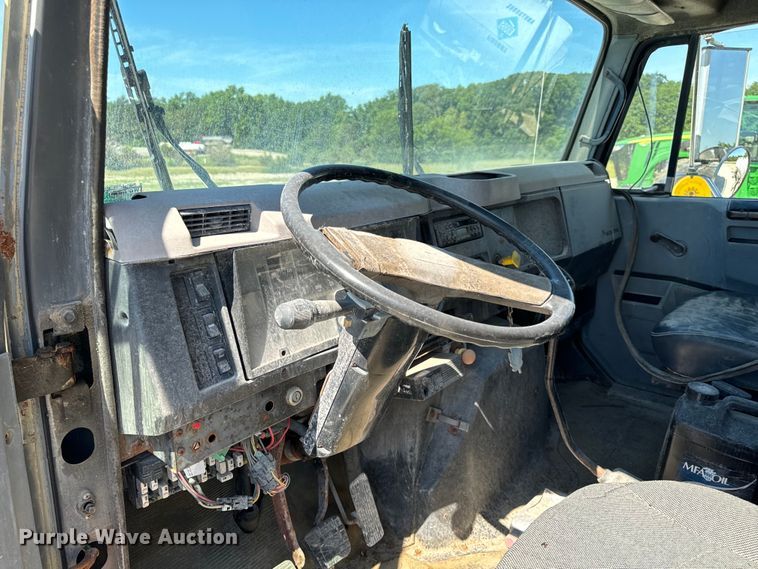 image for item DL4465 1996 International  4900 feed delivery truck