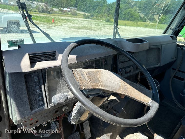 image for item DL4465 1996 International  4900 feed delivery truck