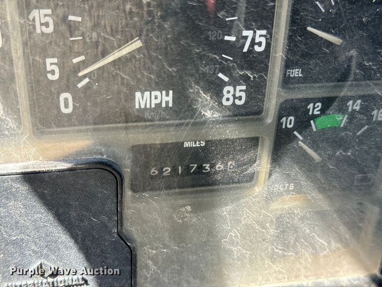 image for item DL4465 1996 International  4900 feed delivery truck