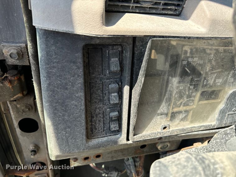 image for item DL4465 1996 International  4900 feed delivery truck