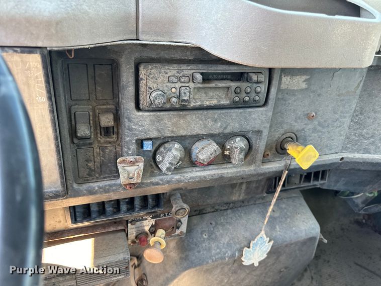 image for item DL4465 1996 International  4900 feed delivery truck