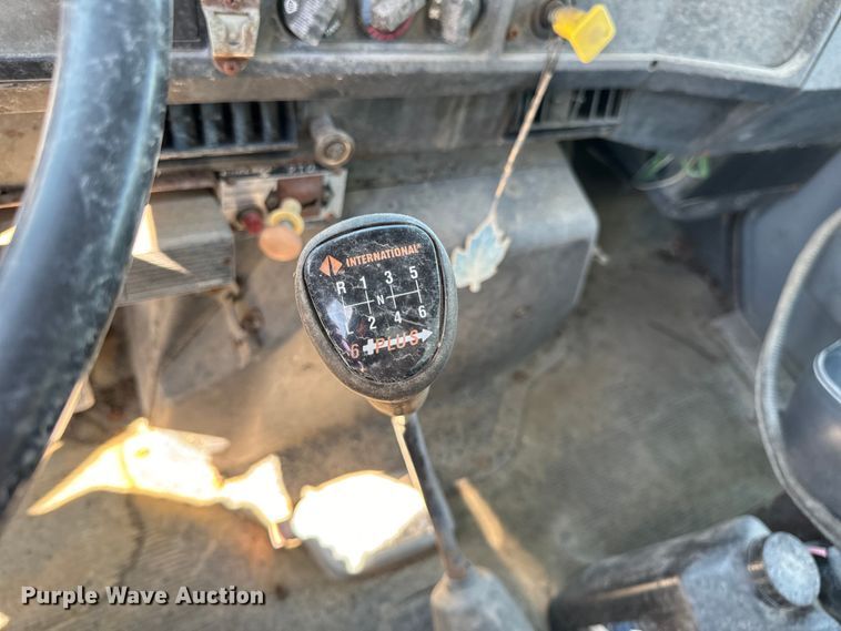 image for item DL4465 1996 International  4900 feed delivery truck