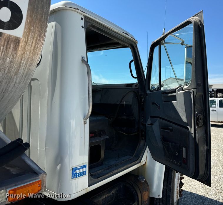 image for item DL4465 1996 International  4900 feed delivery truck