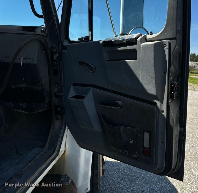 image for item DL4465 1996 International  4900 feed delivery truck