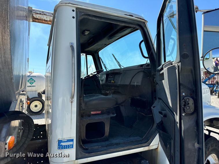 image for item DL4465 1996 International  4900 feed delivery truck