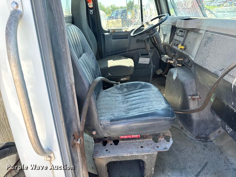 image for item DL4465 1996 International  4900 feed delivery truck