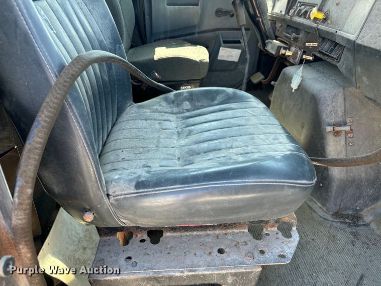 image for item DL4465 1996 International  4900 feed delivery truck