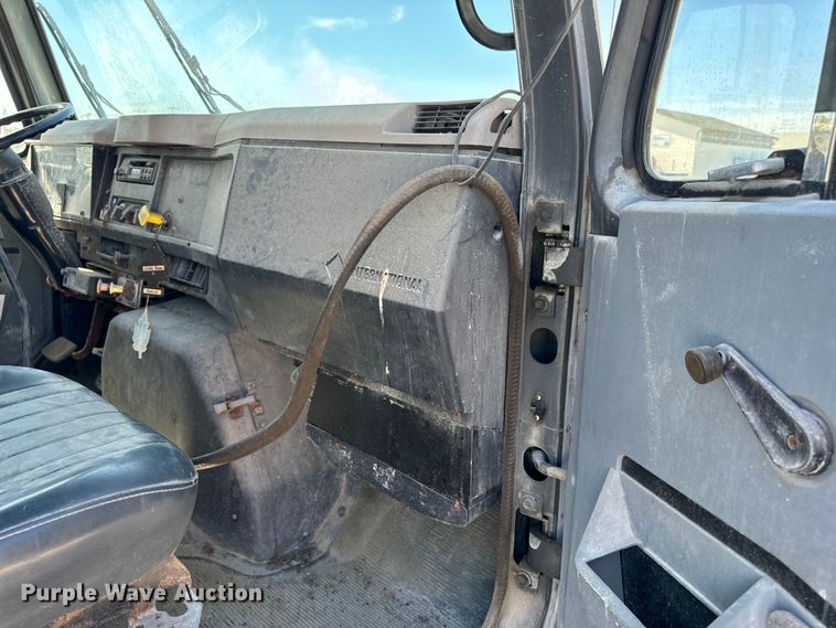 image for item DL4465 1996 International  4900 feed delivery truck