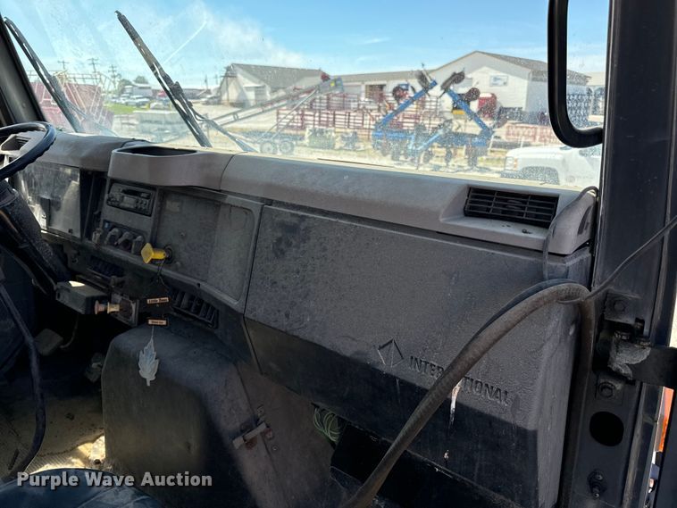 image for item DL4465 1996 International  4900 feed delivery truck