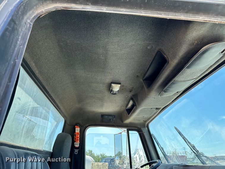 image for item DL4465 1996 International  4900 feed delivery truck