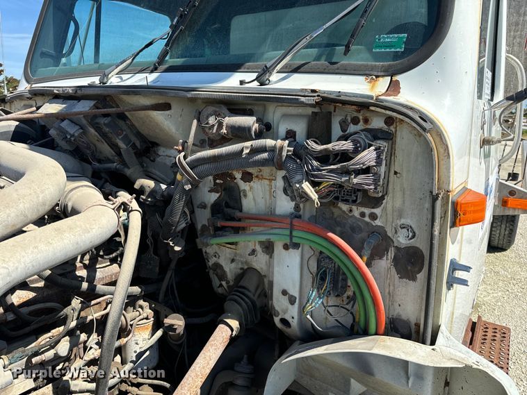 image for item DL4465 1996 International  4900 feed delivery truck