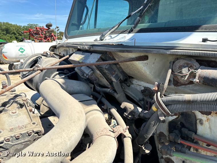 image for item DL4465 1996 International  4900 feed delivery truck