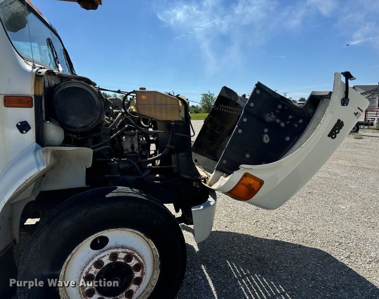 image for item DL4465 1996 International  4900 feed delivery truck