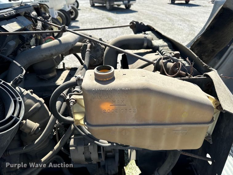 image for item DL4465 1996 International  4900 feed delivery truck