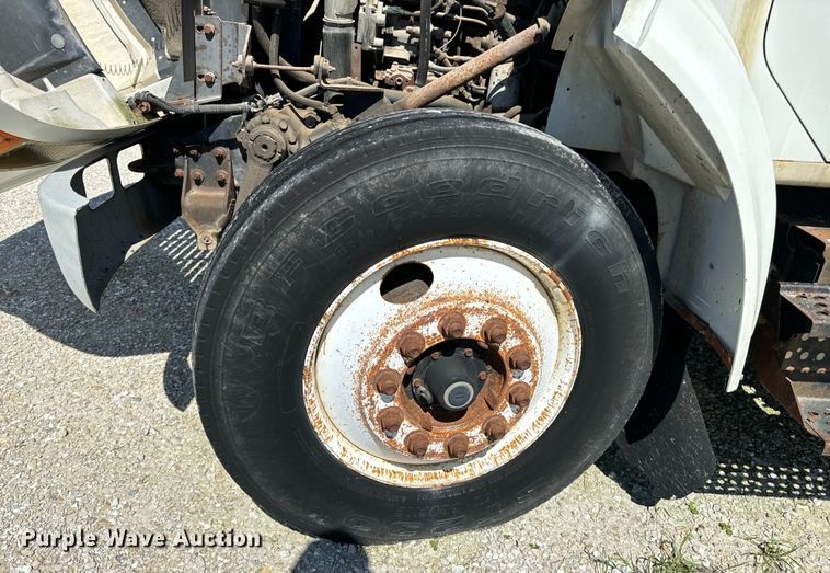 image for item DL4465 1996 International  4900 feed delivery truck