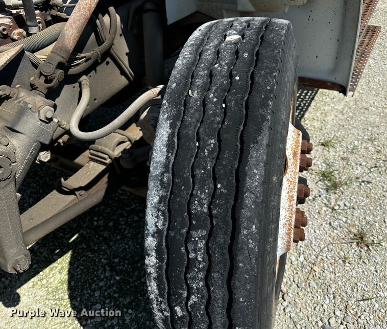 image for item DL4465 1996 International  4900 feed delivery truck