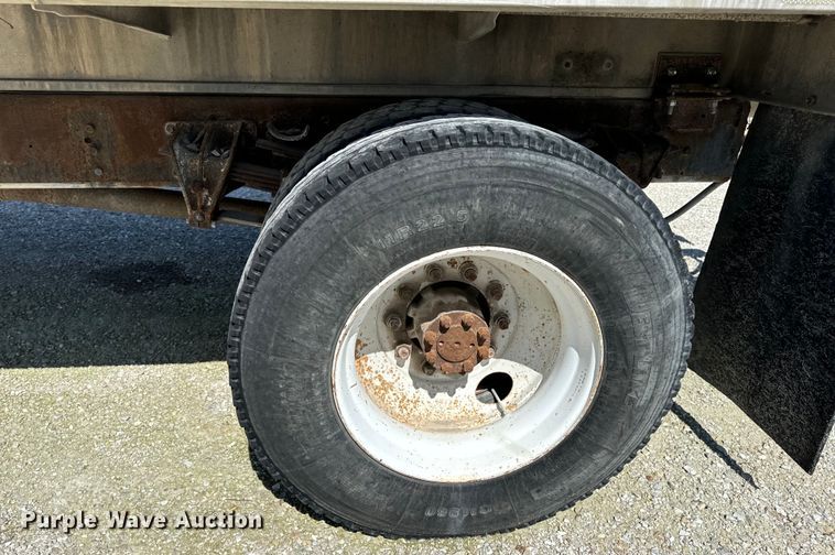 image for item DL4465 1996 International  4900 feed delivery truck