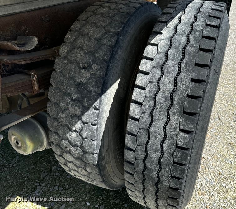 image for item DL4465 1996 International  4900 feed delivery truck