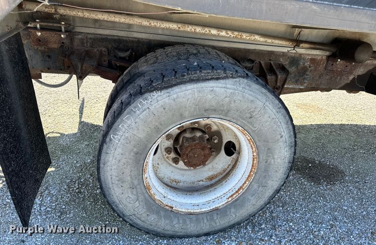 image for item DL4465 1996 International  4900 feed delivery truck