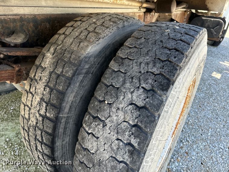 image for item DL4465 1996 International  4900 feed delivery truck