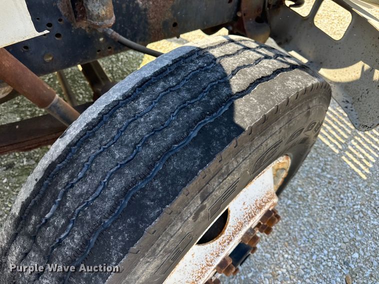 image for item DL4465 1996 International  4900 feed delivery truck