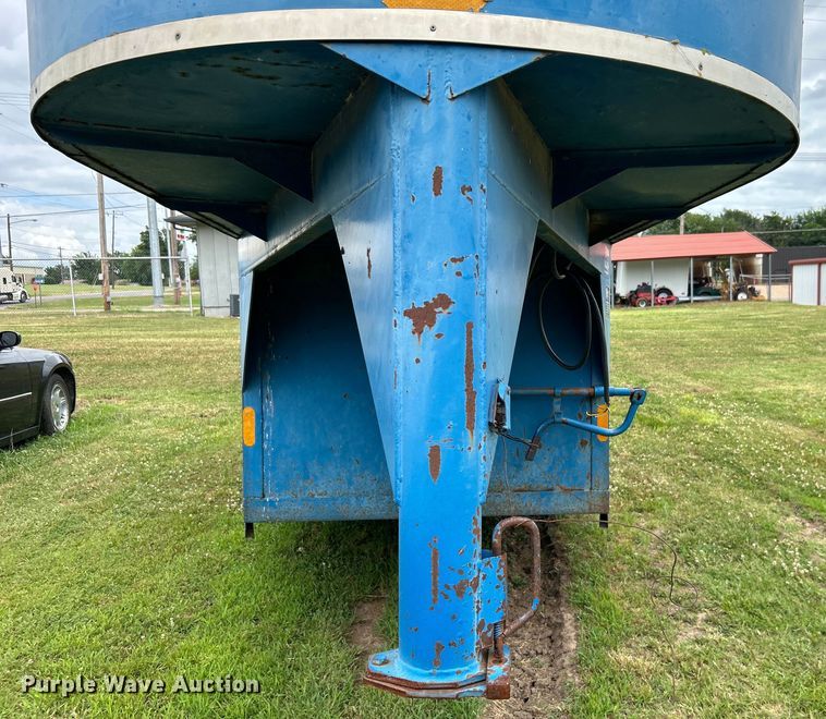 image for item DO6528 1987 W-W Trailer Mfg. livestock trailer