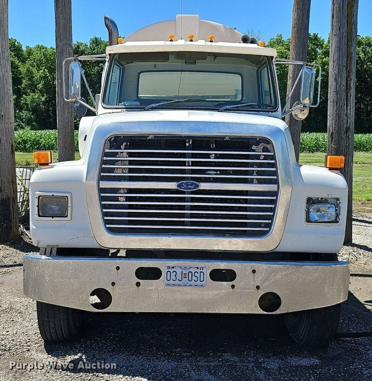 image for item DP6458 1989 Ford LT9000 flatbed truck