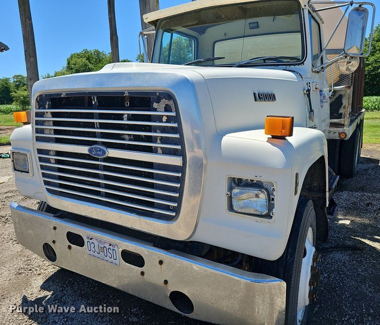 image for item DP6458 1989 Ford LT9000 flatbed truck