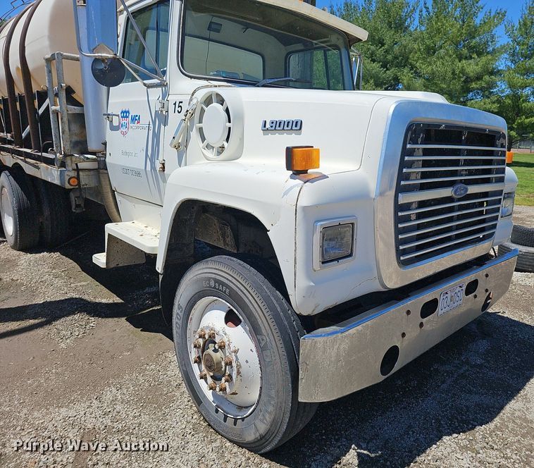 image for item DP6458 1989 Ford LT9000 flatbed truck