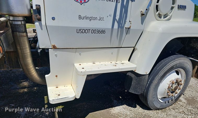 image for item DP6458 1989 Ford LT9000 flatbed truck