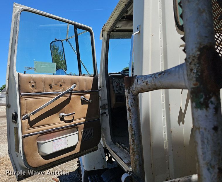 image for item DP6458 1989 Ford LT9000 flatbed truck