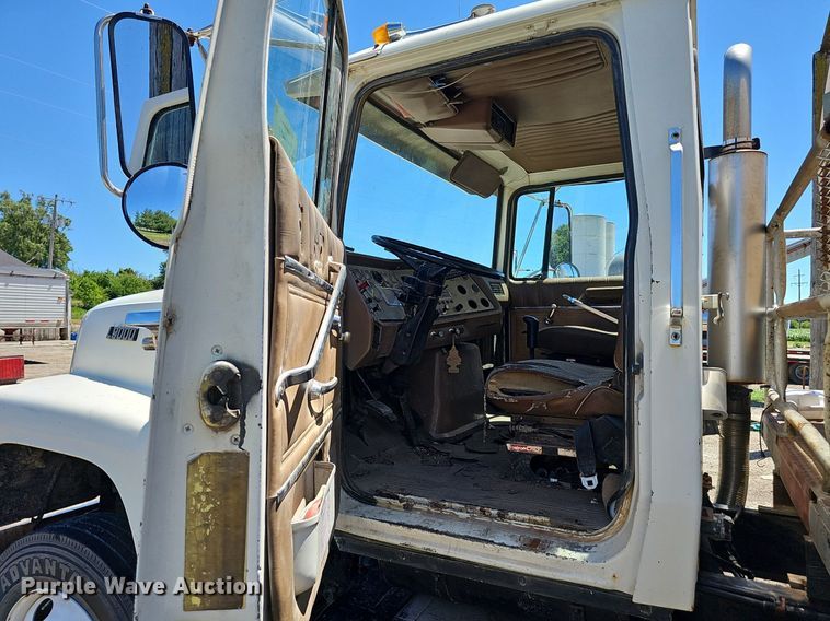 image for item DP6458 1989 Ford LT9000 flatbed truck