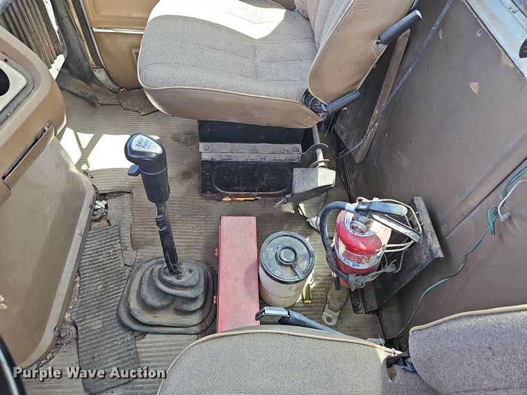 image for item DP6458 1989 Ford LT9000 flatbed truck