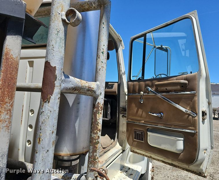 image for item DP6458 1989 Ford LT9000 flatbed truck