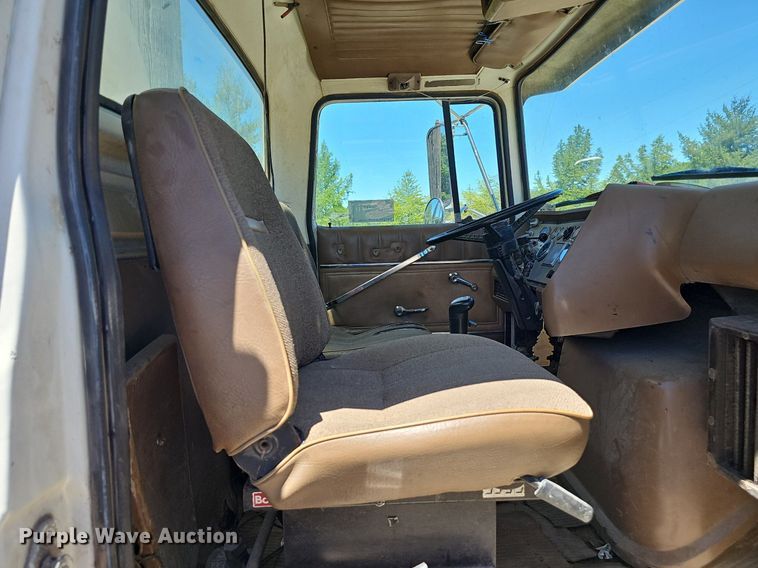 image for item DP6458 1989 Ford LT9000 flatbed truck