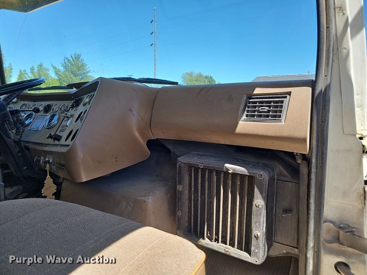 image for item DP6458 1989 Ford LT9000 flatbed truck