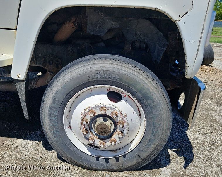 image for item DP6458 1989 Ford LT9000 flatbed truck