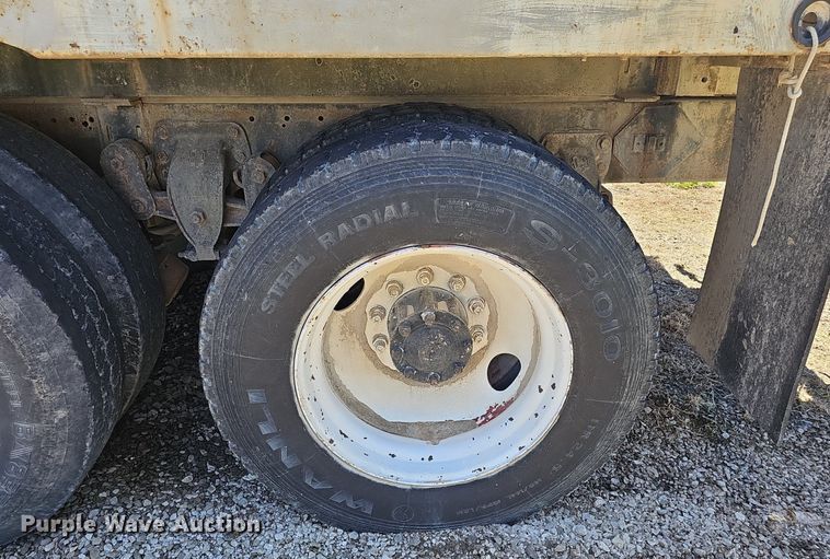 image for item DP6458 1989 Ford LT9000 flatbed truck