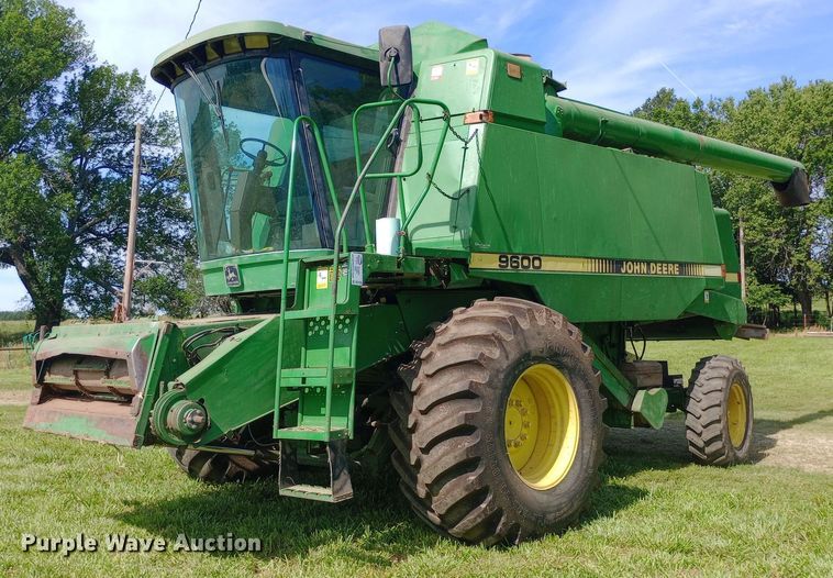 image for item DQ7138 1990 John Deere 9600 combine