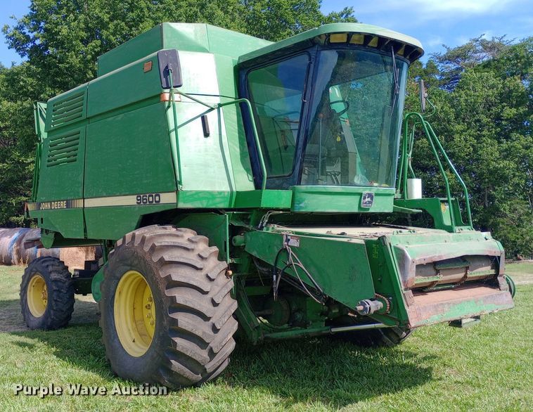 image for item DQ7138 1990 John Deere 9600 combine