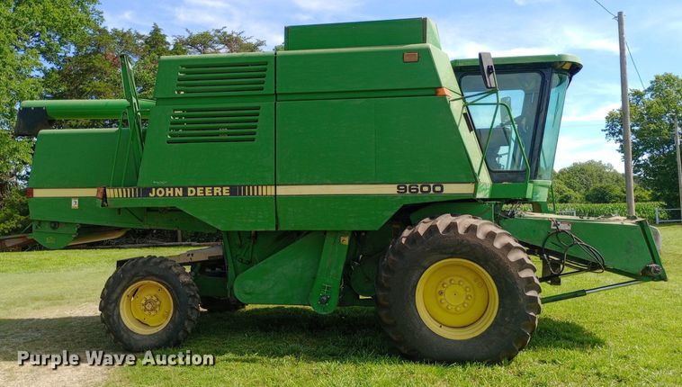 image for item DQ7138 1990 John Deere 9600 combine
