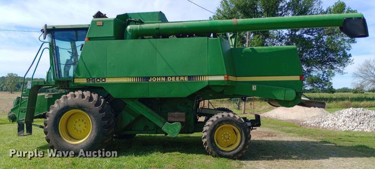 image for item DQ7138 1990 John Deere 9600 combine