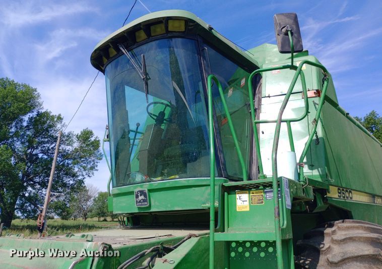image for item DQ7138 1990 John Deere 9600 combine