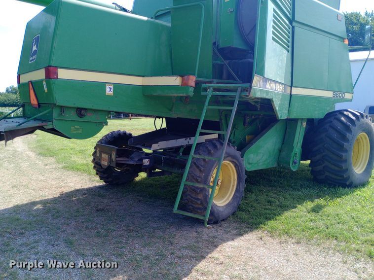 image for item DQ7138 1990 John Deere 9600 combine