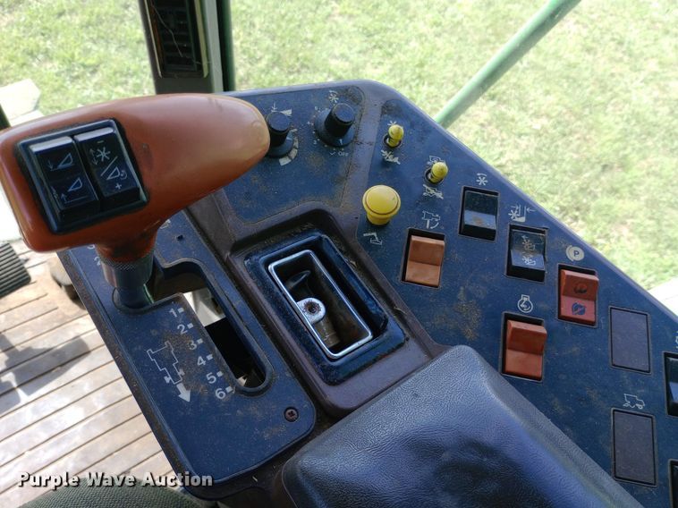 image for item DQ7138 1990 John Deere 9600 combine