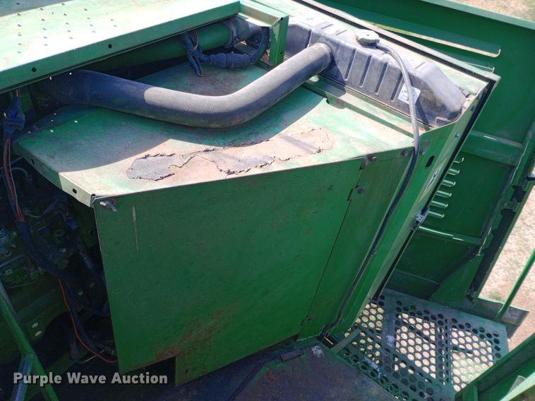 image for item DQ7138 1990 John Deere 9600 combine